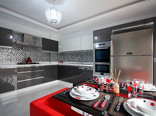 Jak urządzić przytulną i elegancką kuchnię? Postaw na intrygujące beże i szarości