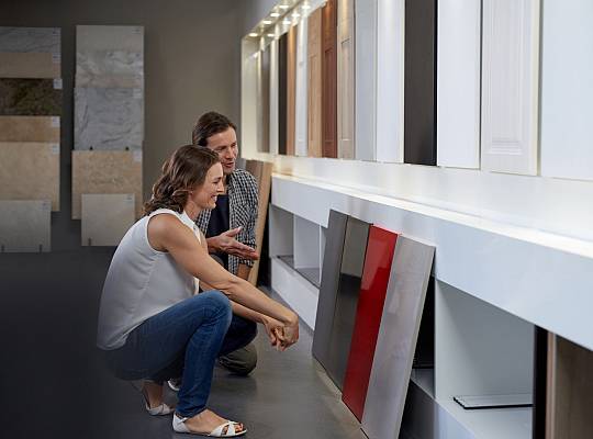 Jak urządzić przytulną i elegancką kuchnię? Postaw na intrygujące beże i szarości